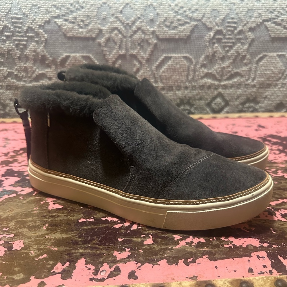 TOMS Paxton Grey faux fur bootie sz 8.5